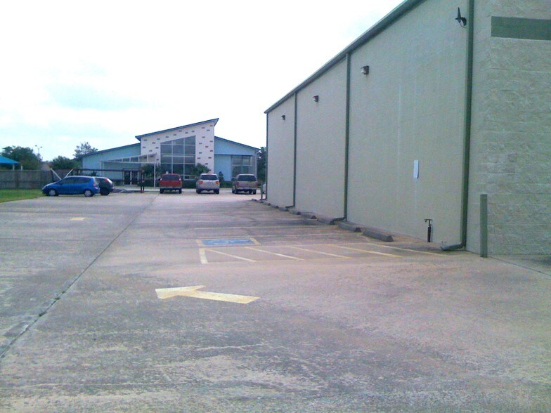 More Photos Of 1561 Live Oak St, Webster Warehouse For Lease