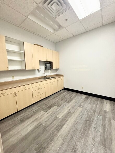 More Photos Of 1251 E McAndrews, Medford Restaurant For Lease