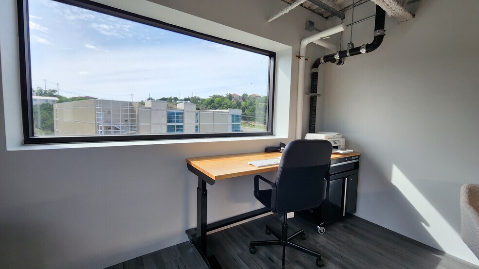 More Photos Of 4229 N FM 620 Hwy, Austin Showroom For Sale