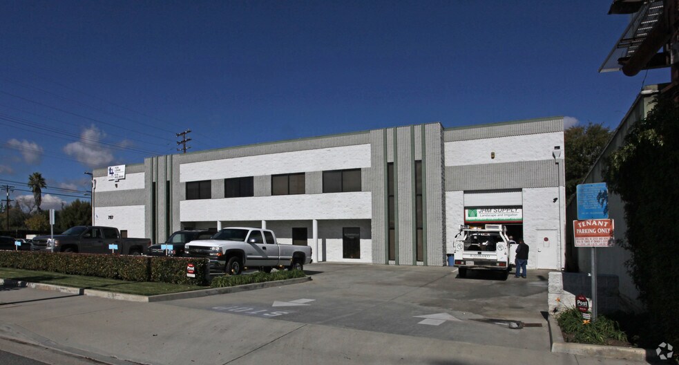 More Photos Of 787 W Woodbury Rd, Altadena Warehouse For Lease