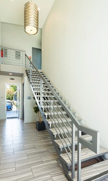 More Photos Of 13263 Ventura Blvd, Studio City Office For Lease