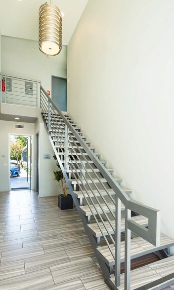 More Photos Of 13263 Ventura Blvd, Studio City Office For Lease