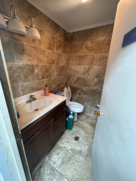 More Photos Of 205 N Mantor Ave, Titusville Light Distribution For Sale