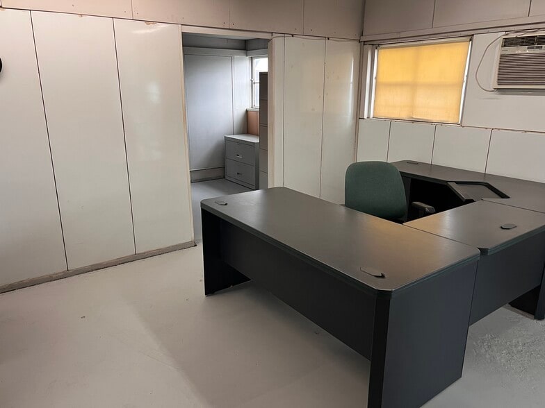 More Photos Of 636 Third Ave, Dallas Warehouse For Sale