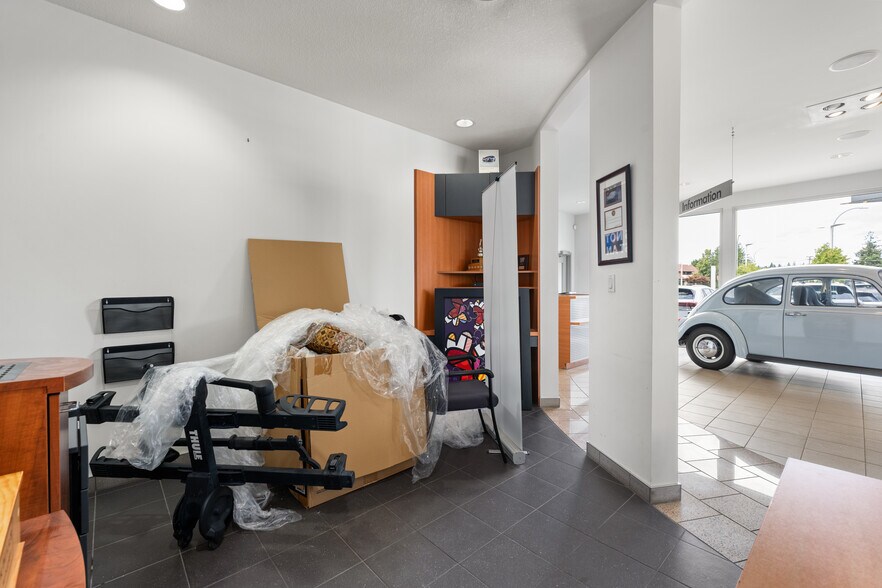 More Photos Of 4921 Wellington Rd, Nanaimo General Retail For Lease