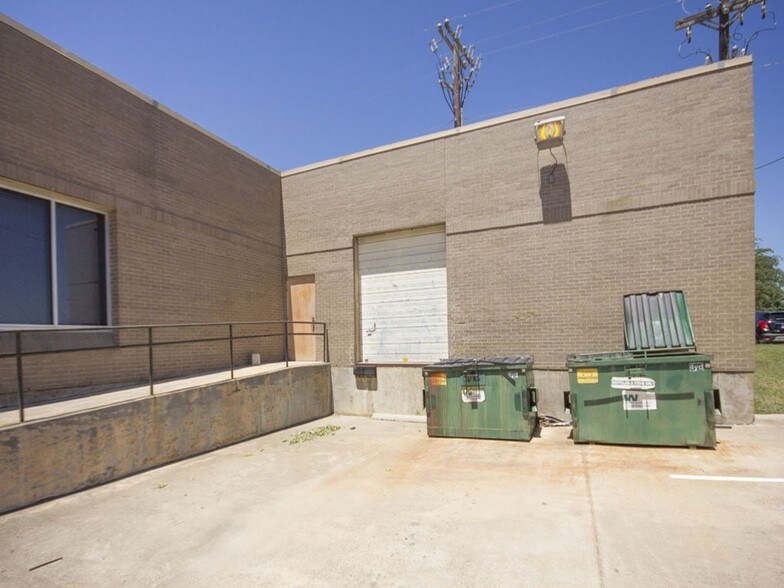 More Photos Of 4393 Sunbelt Dr, Addison Flex For Lease