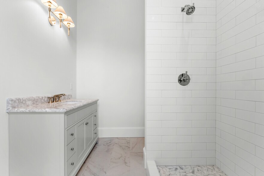 More Photos Of 417 Whitaker St, Savannah Storefront Retail Residential For Sale