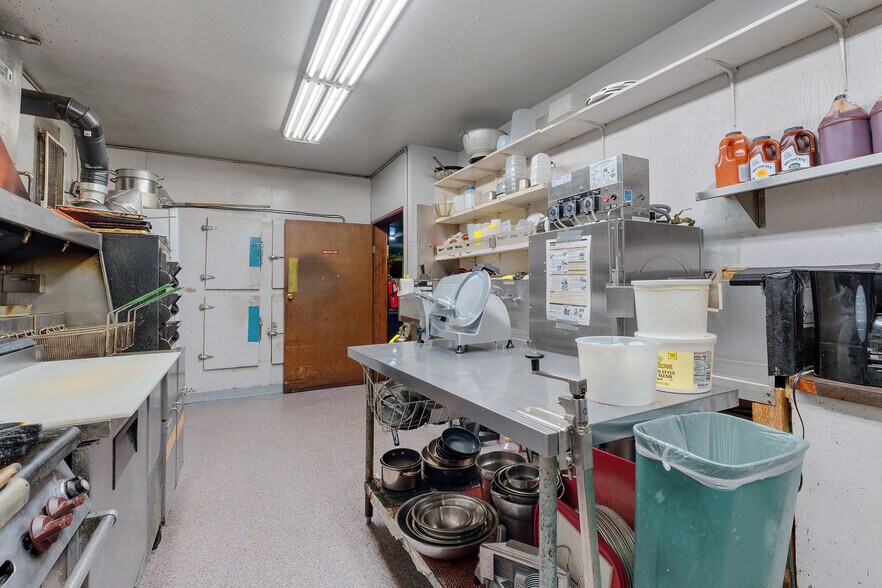 More Photos Of 335 E 3rd St, Lafayette Bar For Sale