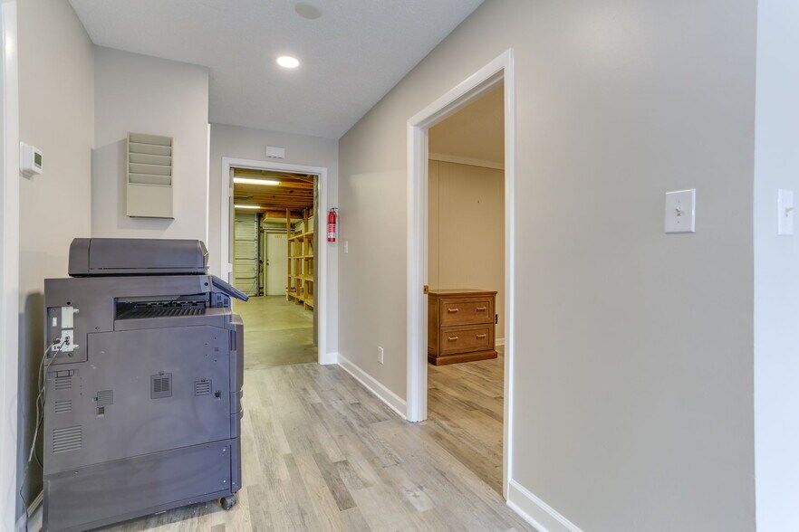More Photos Of 1222 Executive Blvd, Chesapeake Showroom For Lease