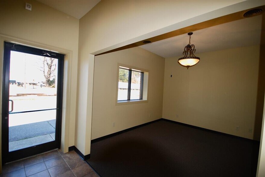 More Photos Of 44 Three Way Ln, Humboldt Office For Sale