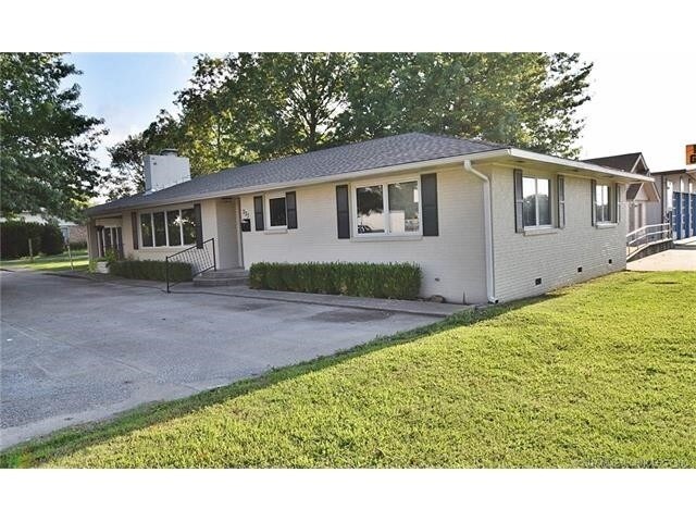 Primary Photo Of 223 N East Ave, Tahlequah Office For Sale