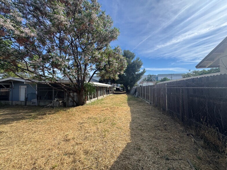 More Photos Of 1829 E Elm St, Ontario Veterinarian Kennel For Sale