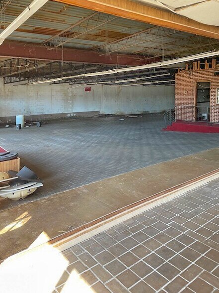 More Photos Of 530 Old Route 66, Saint Robert General Retail For Sale