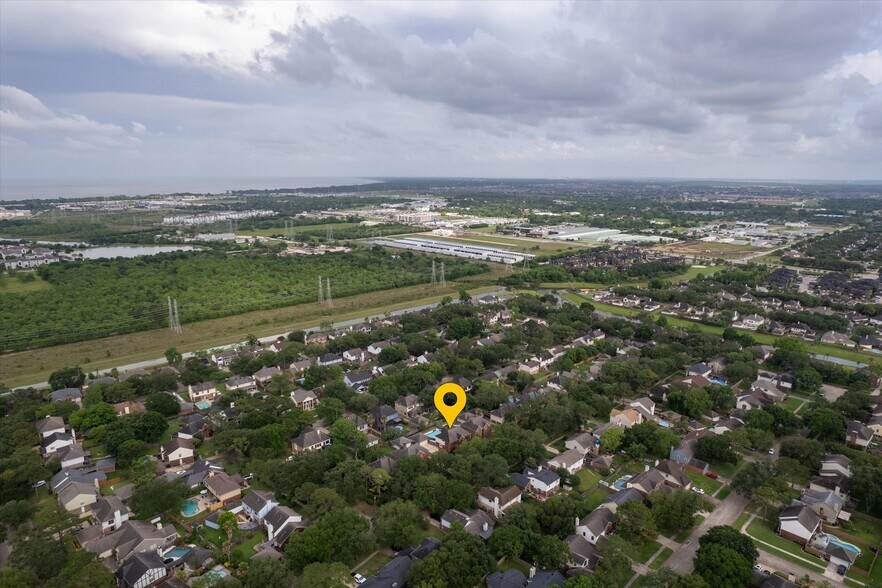 More Photos Of 124 Lake Point Dr, League City Specialty For Sale