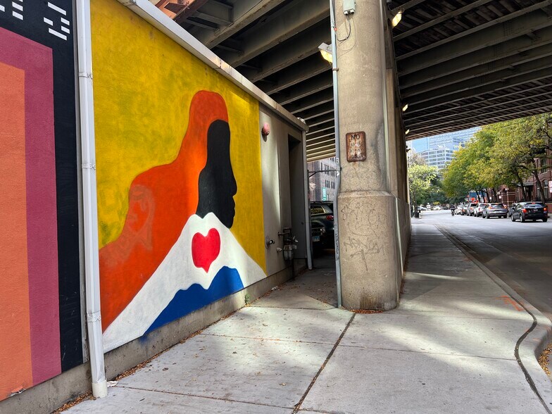 More Photos Of 430 W Ohio St, Chicago Showroom For Sale