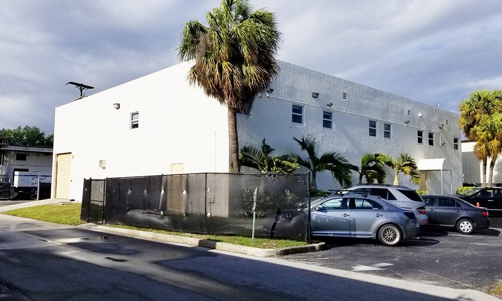 More Photos Of 2116 Sherman St, Hollywood Warehouse For Lease