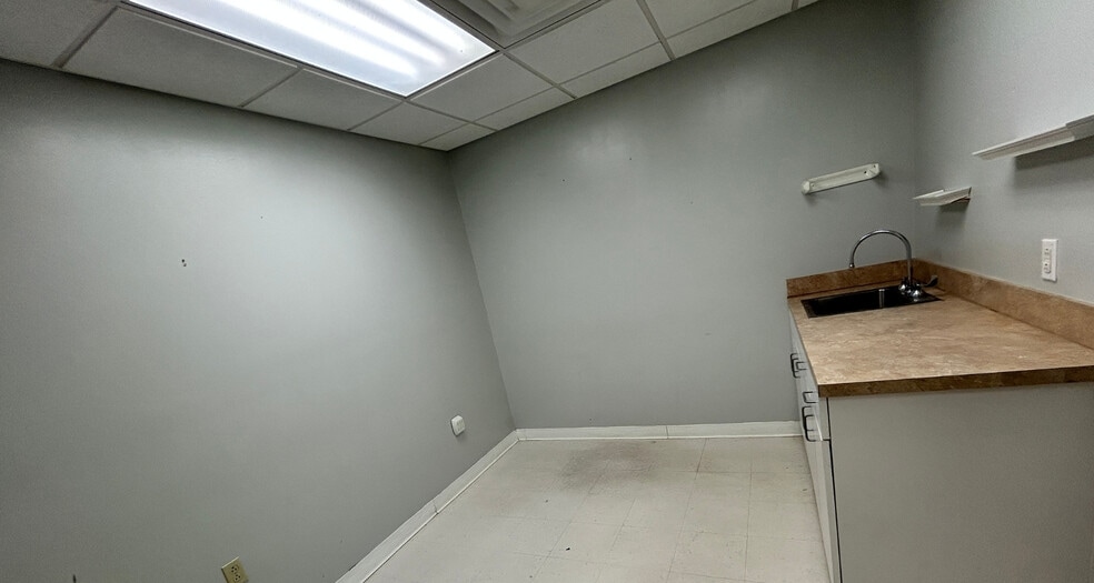 More Photos Of 6103 Tippin Ave, Pensacola General Retail For Lease