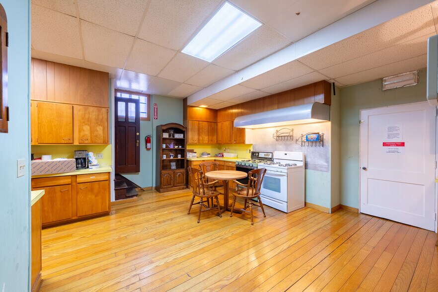 More Photos Of 927 Broadway, Fountain Hill Religious Facility For Sale