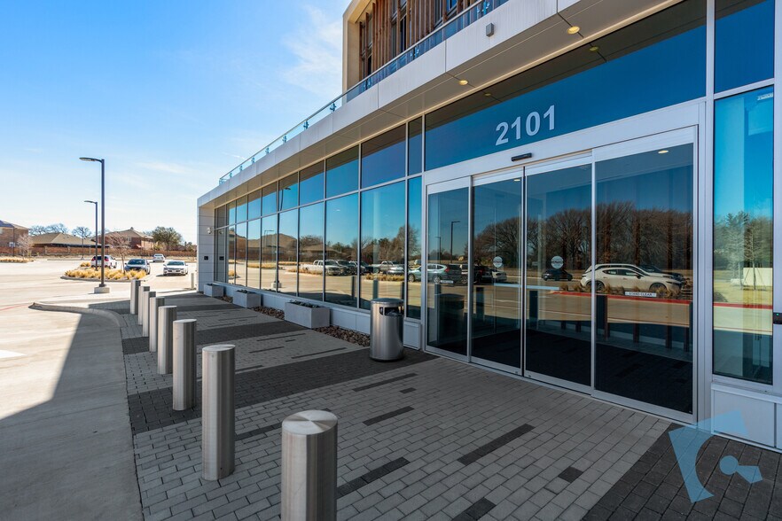 More Photos Of 2101 Westpark Ct, Euless Medical For Lease