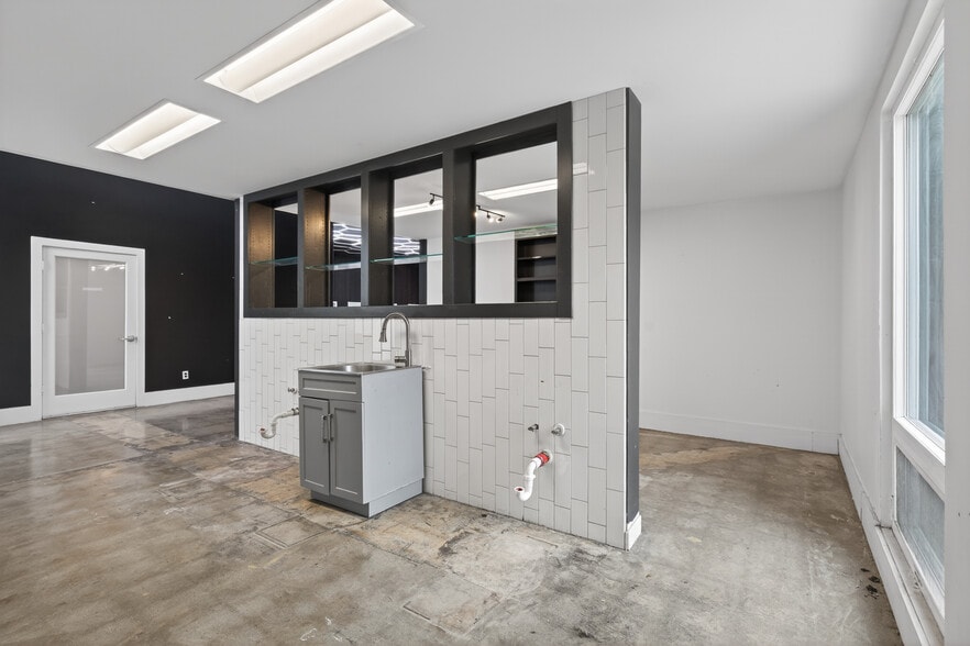 More Photos Of 1895 E Main St, Ventura General Retail For Sale