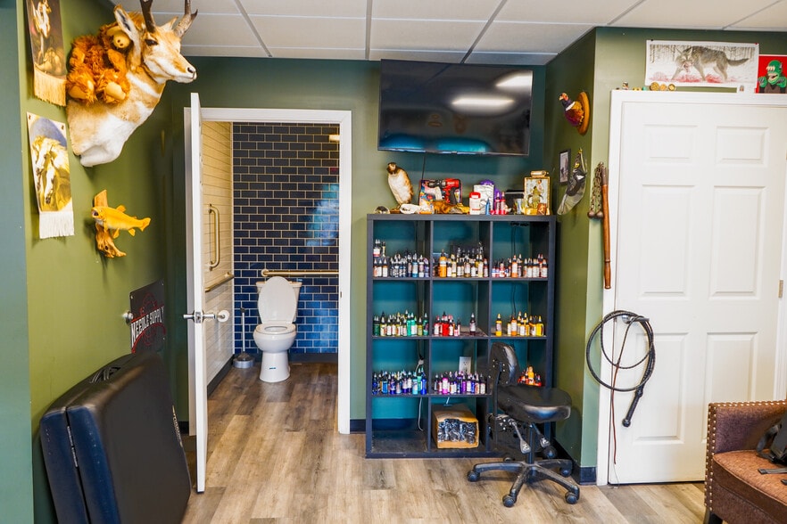 More Photos Of 1809 Pine Hollow Rd, McKees Rocks Storefront Retail Residential For Sale