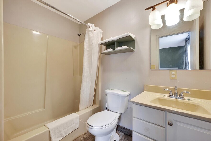 More Photos Of 1295 IL-16, Shelbyville Hotel For Sale