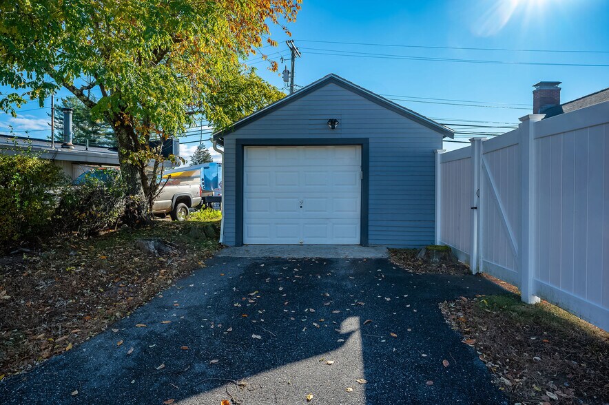 More Photos Of 112 Lafayette Rd, North Hampton General Retail For Sale