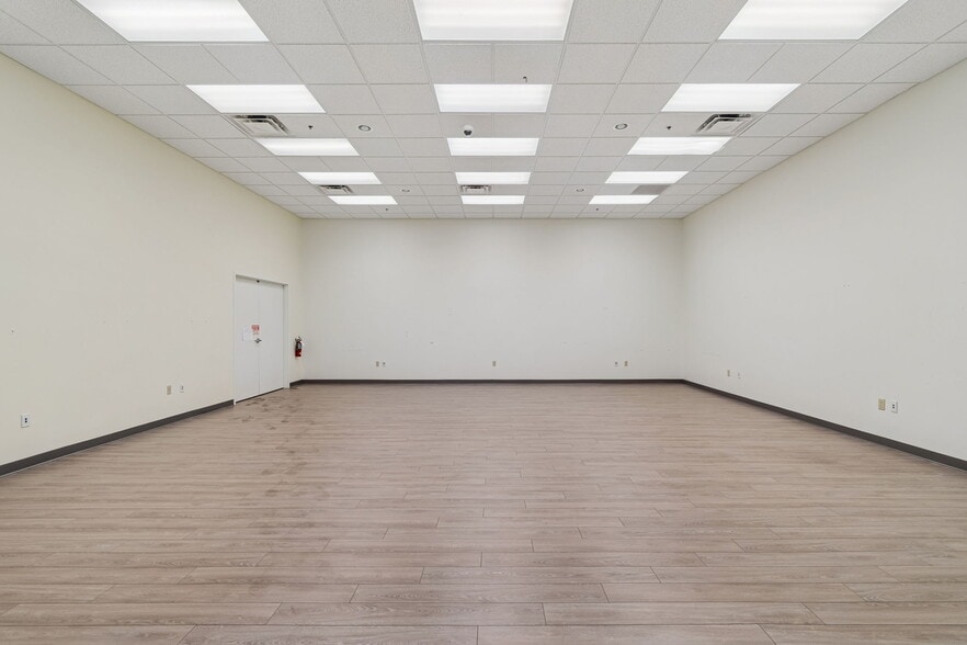 More Photos Of 4913 W Laurel St, Tampa Light Distribution For Lease
