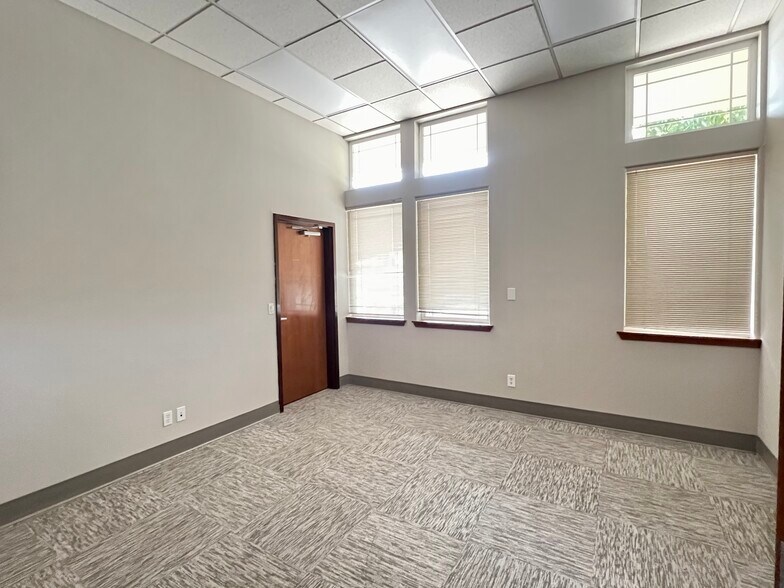 More Photos Of 1149 N Edison St, Kennewick Bank For Lease