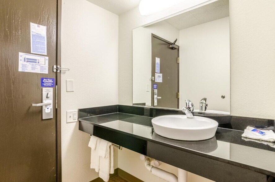 More Photos Of 4817 S Lincoln Ave, York Hotel For Sale