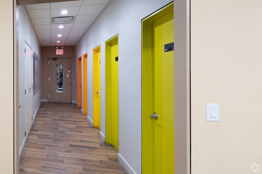 More Photos Of 19 Harbor Park Dr, Port Washington Warehouse For Lease