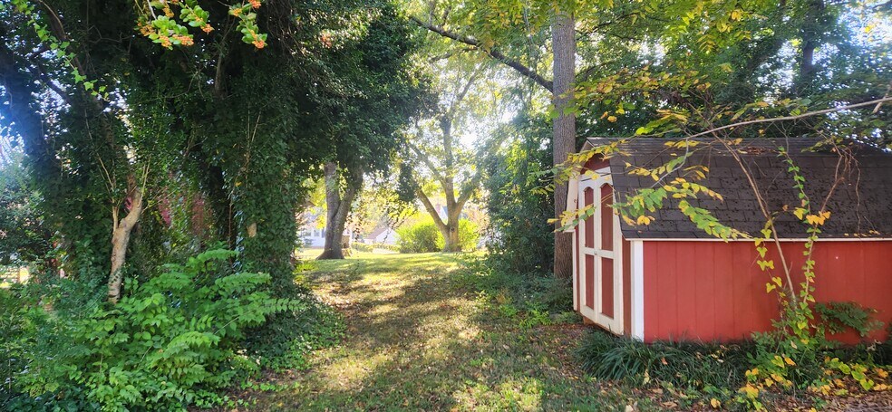 More Photos Of 303 W Trade St, Dallas Office For Sale