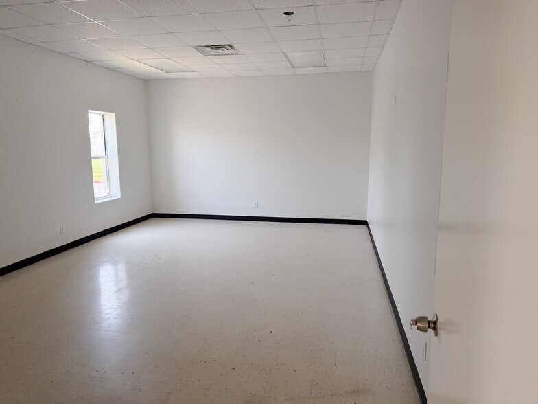 More Photos Of 909 Business Park Dr, Mission Office For Lease