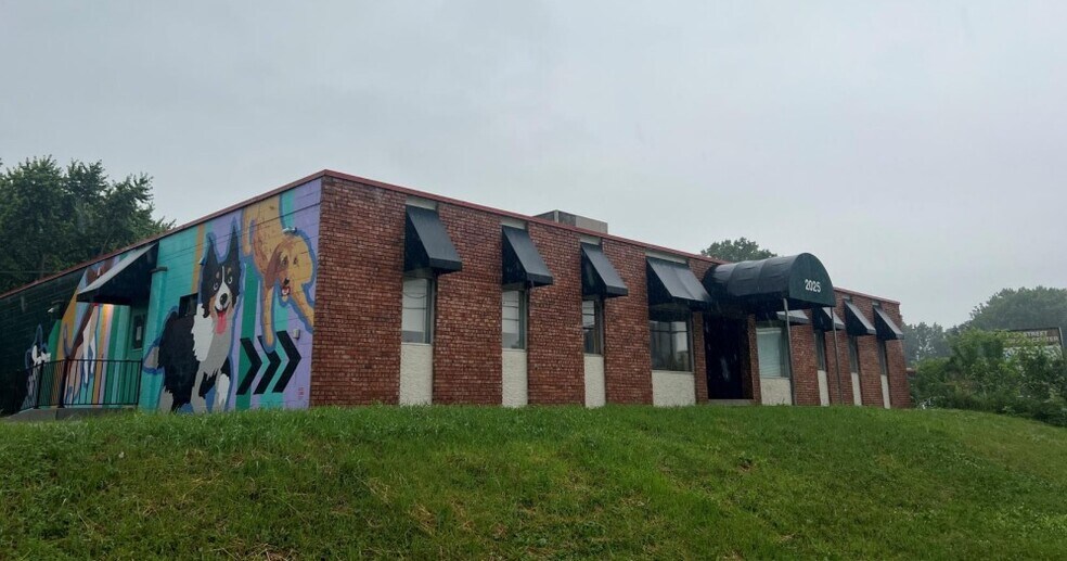 More Photos Of 2025 Rice St, Roseville Service For Lease