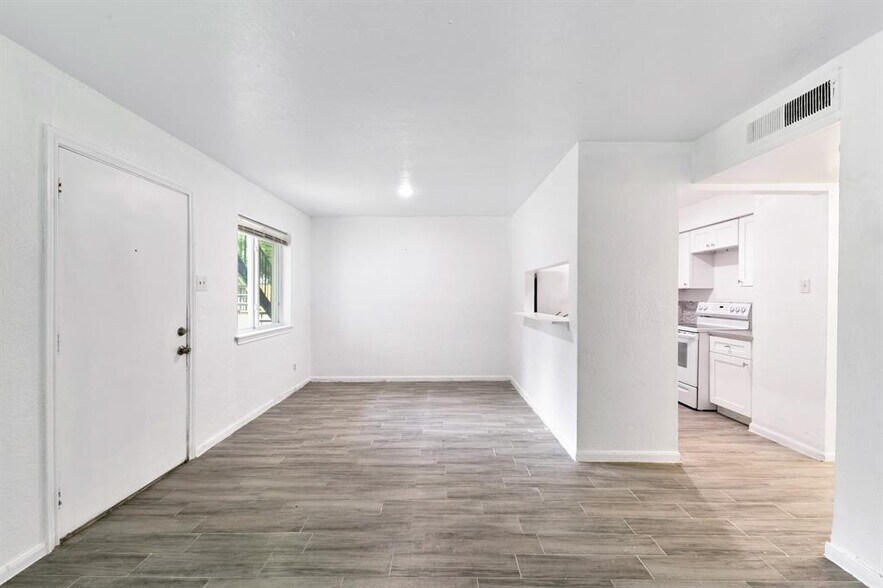 More Photos Of 1312 W Adoue St, Alvin Apartments For Sale