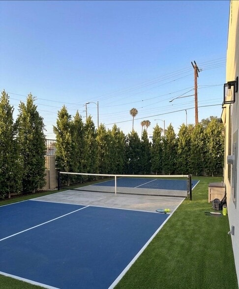 More Photos Of 19100 Victory Blvd, Tarzana Apartments For Lease