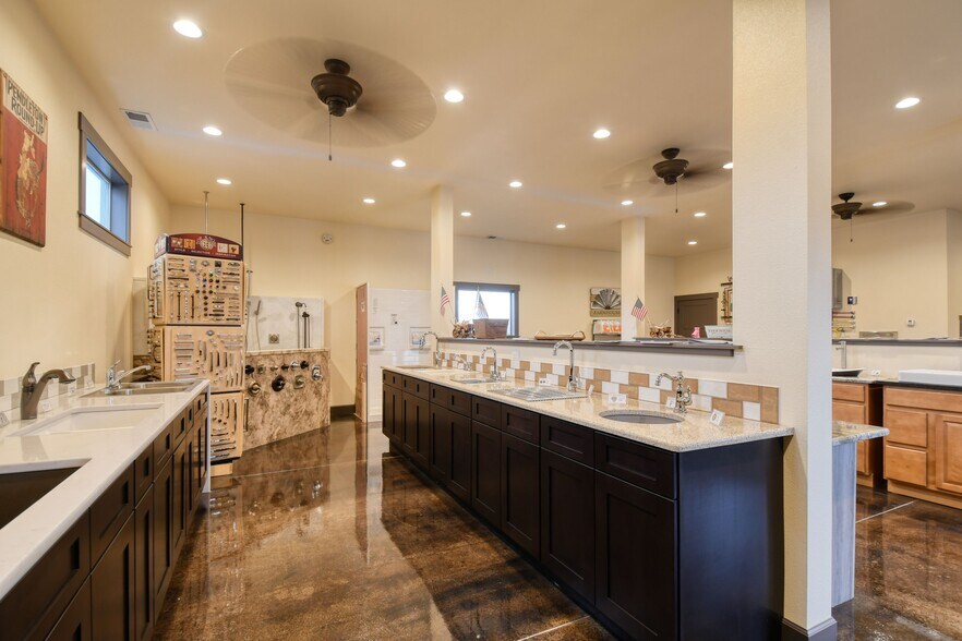 More Photos Of 818 Airport Rd, Pendleton Showroom For Sale