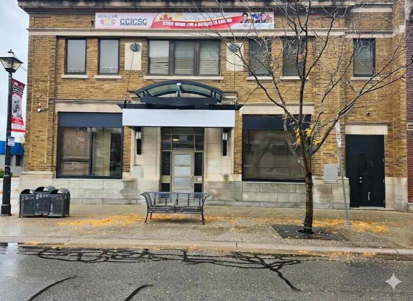 Primary Photo Of 4365 Queen St, Niagara Falls Storefront Retail Office For Lease