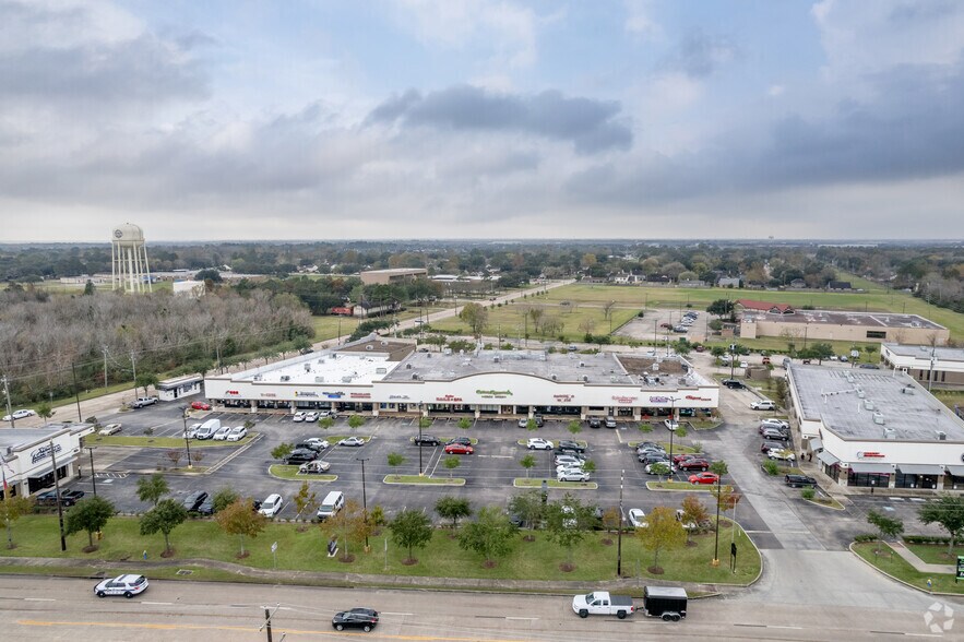 More Photos Of 2514-2550 E Broadway St, Pearland Unknown For Lease