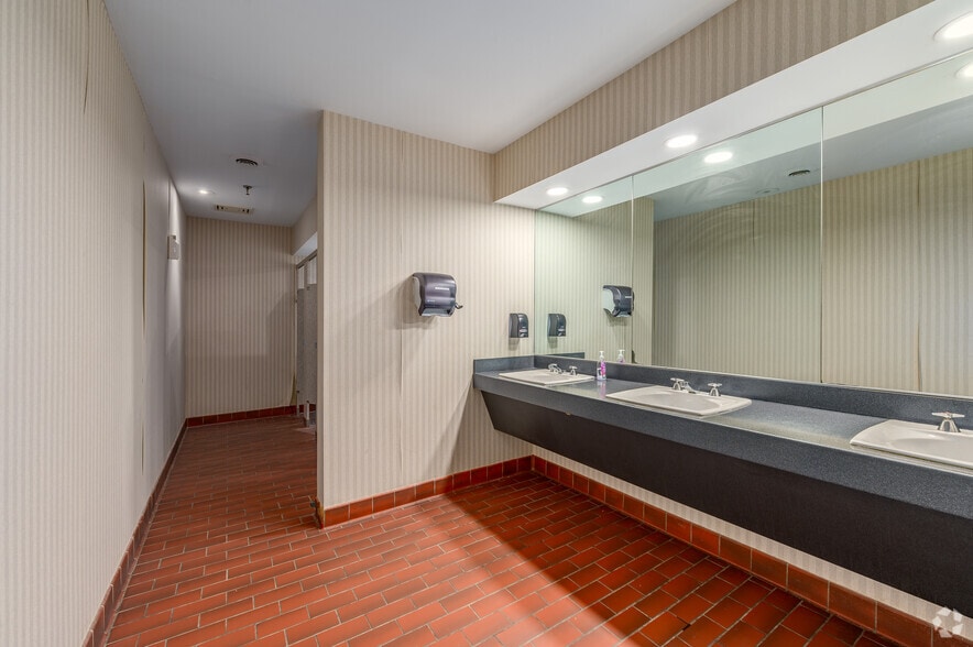 More Photos Of 23533 Mercantile Rd, Beachwood Showroom For Lease