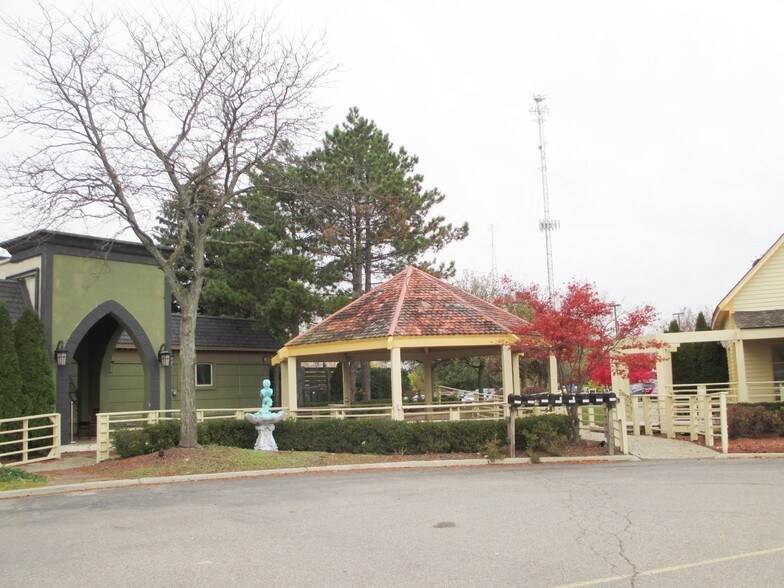 More Photos Of 41990-42040 Grand River Ave, Novi Unknown For Lease