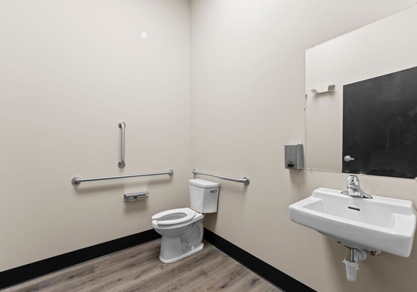 More Photos Of 137 Ebert Lane, Mooresville Flex For Lease