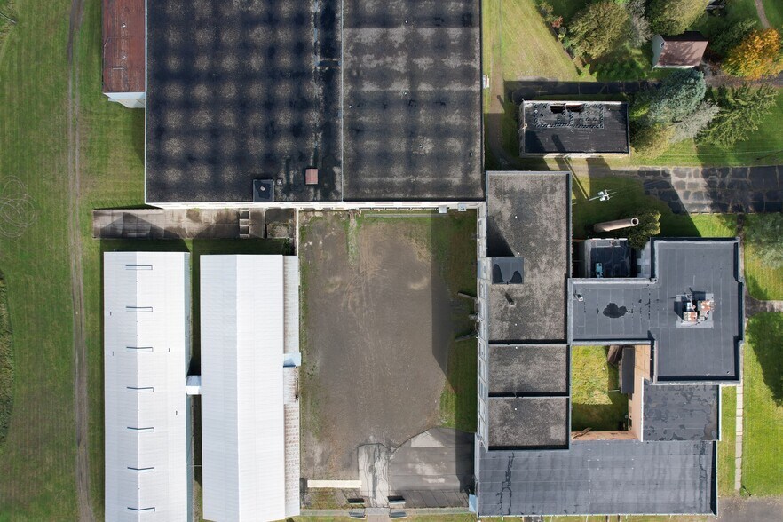 More Photos Of 1575 Lake St, Elmira Manufacturing For Lease