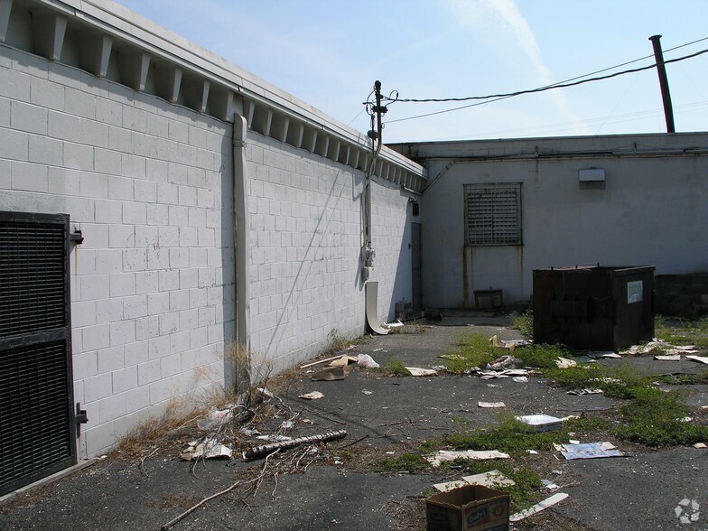 More Photos Of 3951-3975 E Livingston Ave, Columbus Storefront For Lease