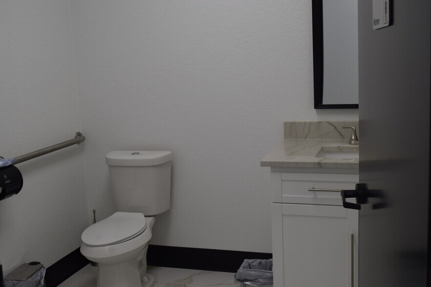 More Photos Of 6306 County 122 Rd, Midland Distribution For Lease