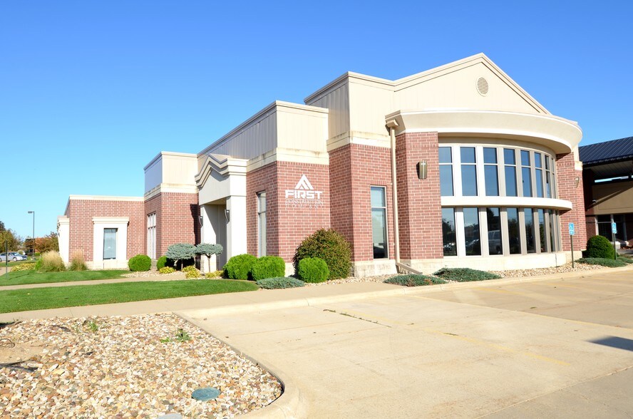 Primary Photo Of 1065-1067 N Center Point Rd, Hiawatha Office For Lease