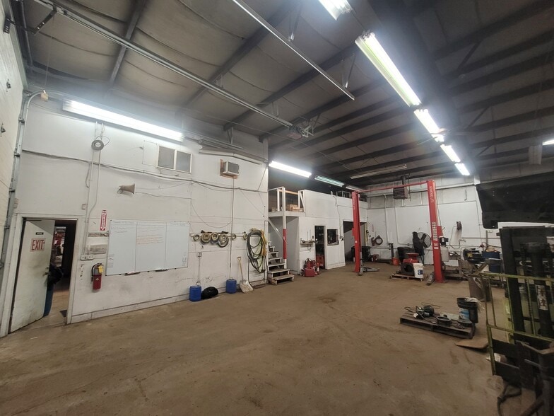 More Photos Of 9947 Express Dr, Highland Warehouse For Lease