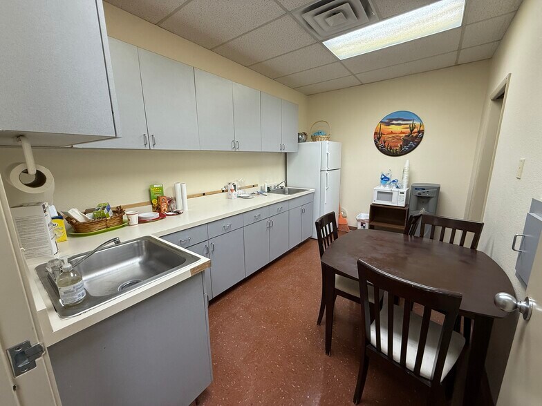 More Photos Of 2470 E Flamingo Rd, Las Vegas Medical For Lease