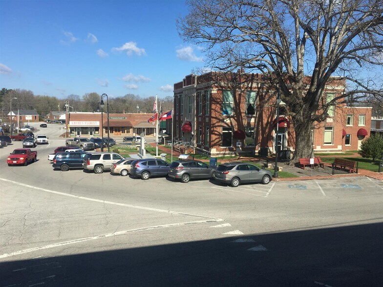More Photos Of 1 Public Square Red Boiling Springs Sq, Lafayette Flex For Sale