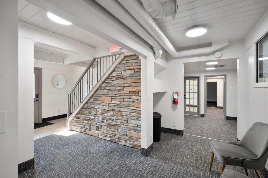 More Photos Of 4740 N 42nd Ave, Golden Valley Freestanding For Lease